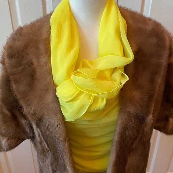 VINTAGE MINK STOLE IN FAWN COLOR BY BAMBERGER’S FUR SALON - Picture 2 of 10